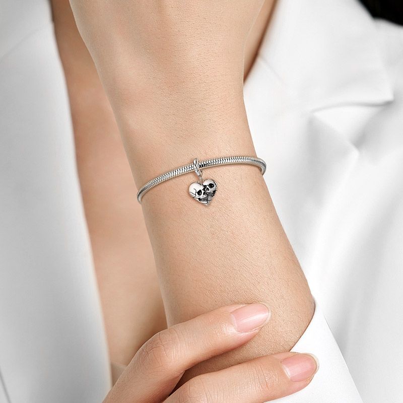 Colgante de corazón de calavera