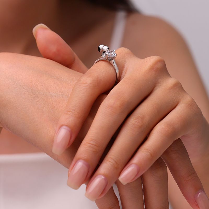 Anillo de diamante blanco Peanuts Snoopy Hug