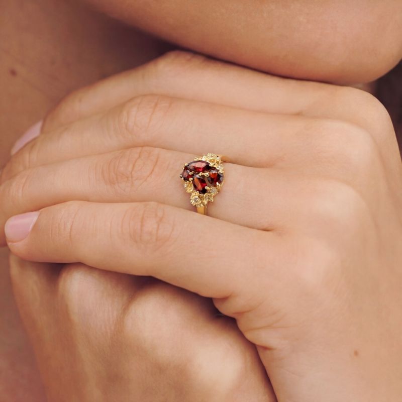 Anillo de Flores de Múltiples Cortes
