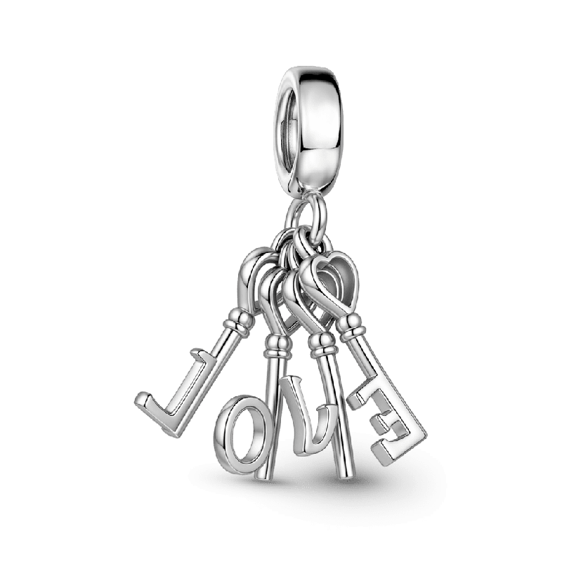 Colgante con llave y texto «LOVE»