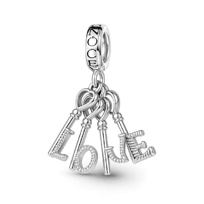 Colgante con llave y texto «LOVE»