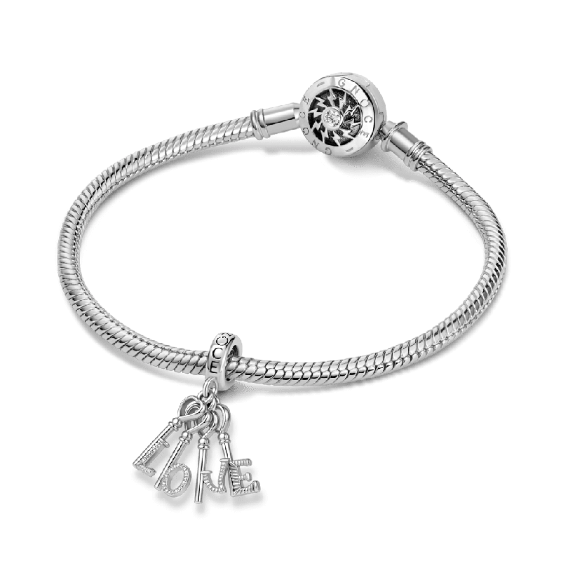 Colgante con llave y texto «LOVE»