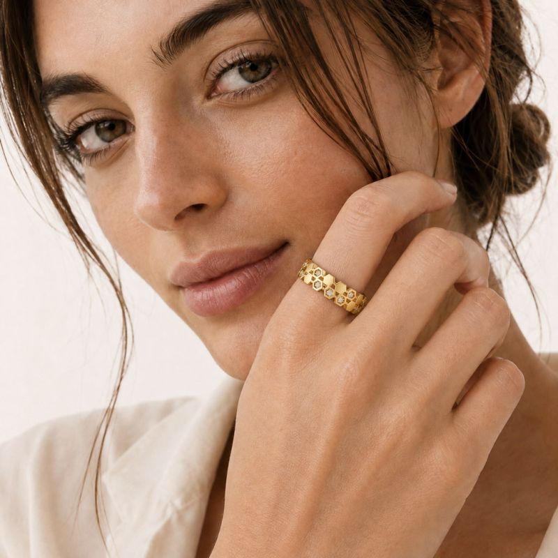 Anillo de filigrana hexagonal en panal
