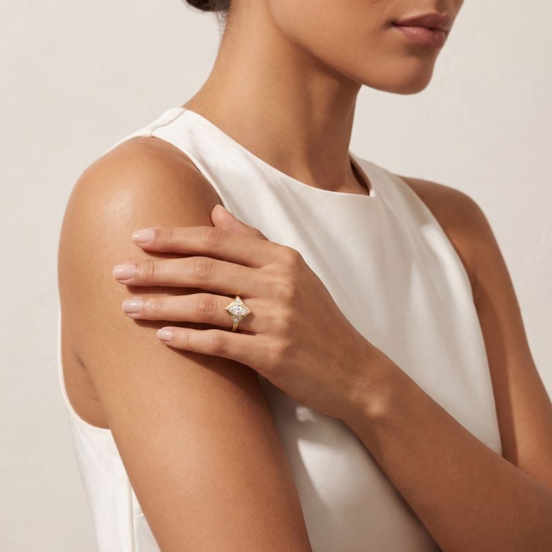 Anillo de moissanita de corte marquesado