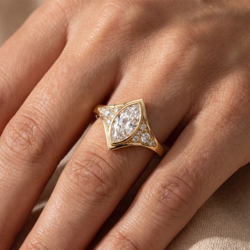 Anillo de moissanita de corte marquesado