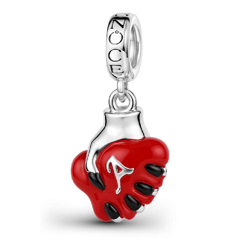 Amuleto grabable de corazón que sostiene de la mano