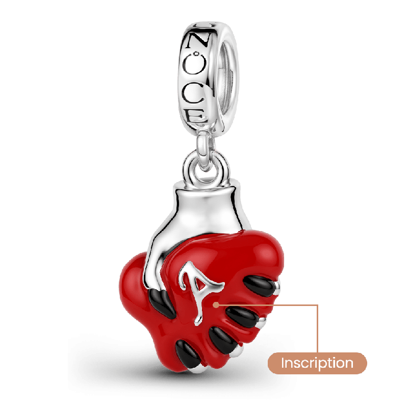 Amuleto grabable de corazón que sostiene de la mano