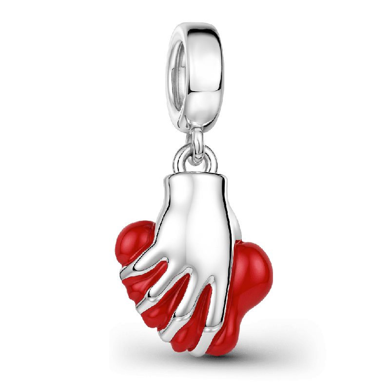 Amuleto grabable de corazón que sostiene de la mano