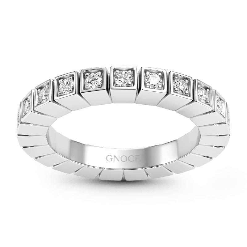 Anillo de diamante con bisel cuadrado