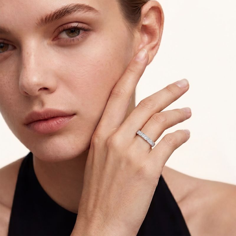 Anillo de diamante con bisel cuadrado