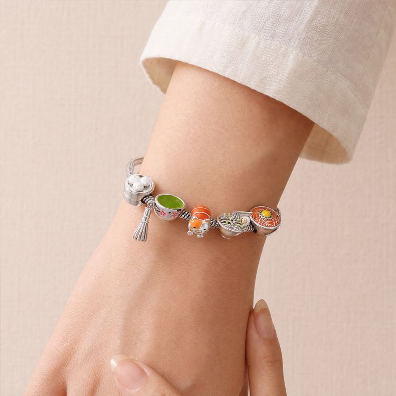 Pulsera de dijes con temática de comida japonesa