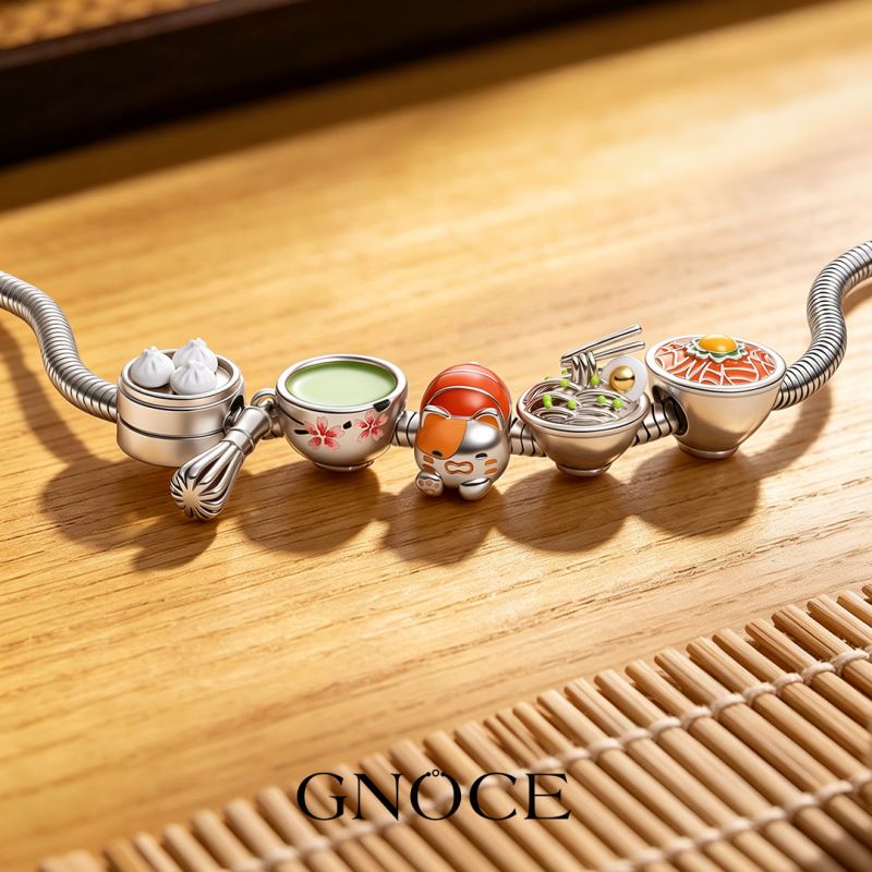 Pulsera de dijes con temática de comida japonesa