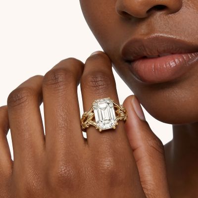 Anillo de corte esmeralda en hoja
