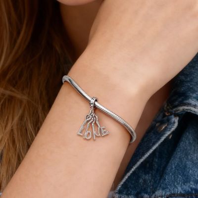 Colgante con llave y texto «LOVE»