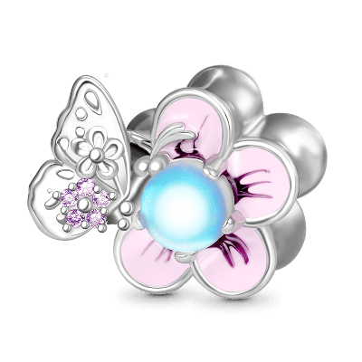 A la mariposa le encanta el encanto de la flor de cerezo