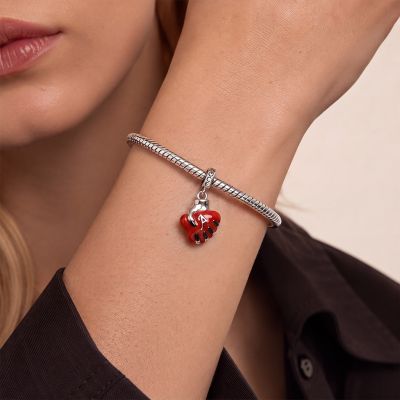 Amuleto grabable de corazón que sostiene de la mano