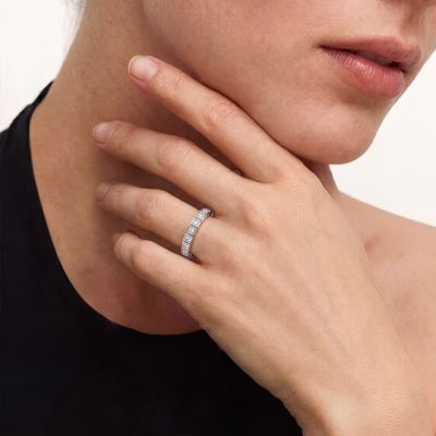 Anillo de diamante con bisel cuadrado