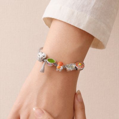 Pulsera de dijes con temática de comida japonesa